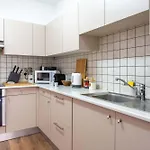 شقة Stylish 2br With Rooftop Pool In Mackenzie لارنكا