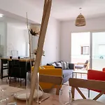 Stylish 2br With Rooftop Pool In Mackenzie لارنكا