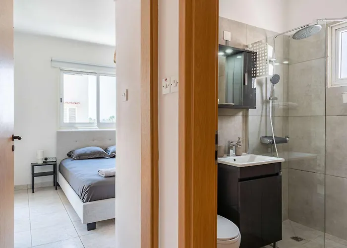 Stylish 2br With Rooftop Pool In Mackenzie 라르나카