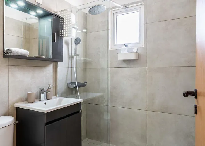 Stylish 2br With Rooftop Pool In Mackenzie 아파트 라르나카