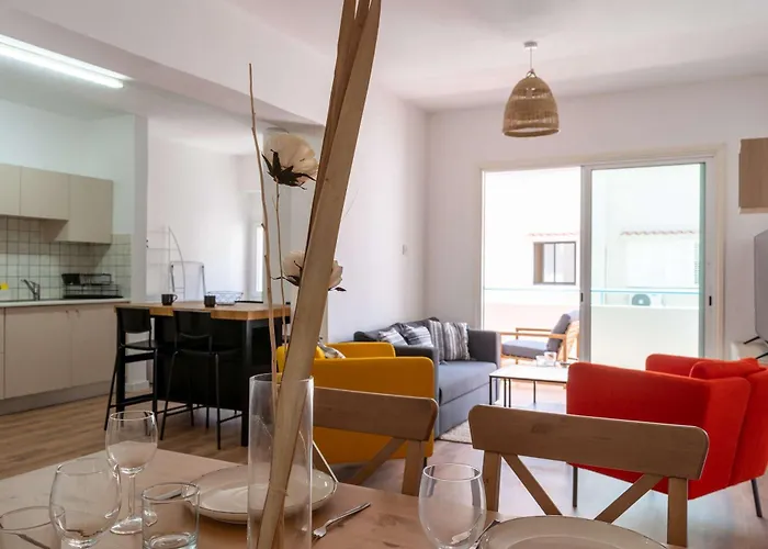 Stylish 2br With Rooftop Pool In Mackenzie 라르나카